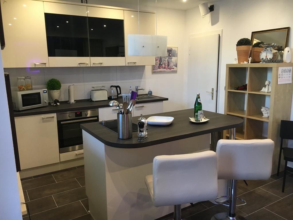 Messe Ferienwohnung Duesseldorf Oberkassel Esterno foto