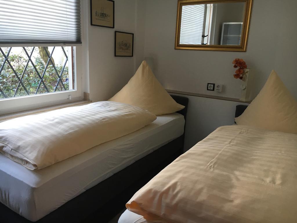 Messe Ferienwohnung Duesseldorf Oberkassel Esterno foto